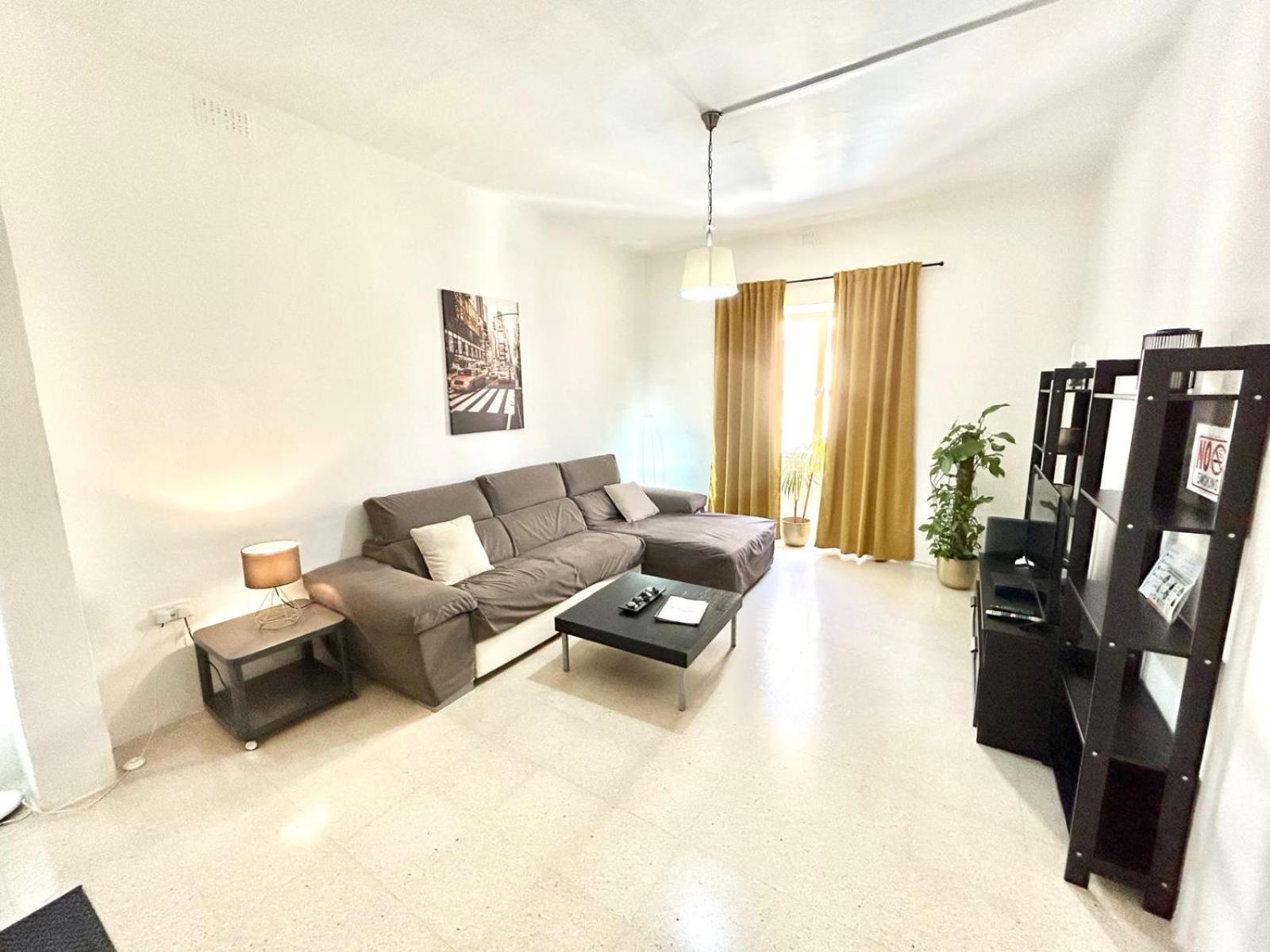 St Julians - Balluta Bay Large 3 Bedroom Apartment Sliema Luaran gambar