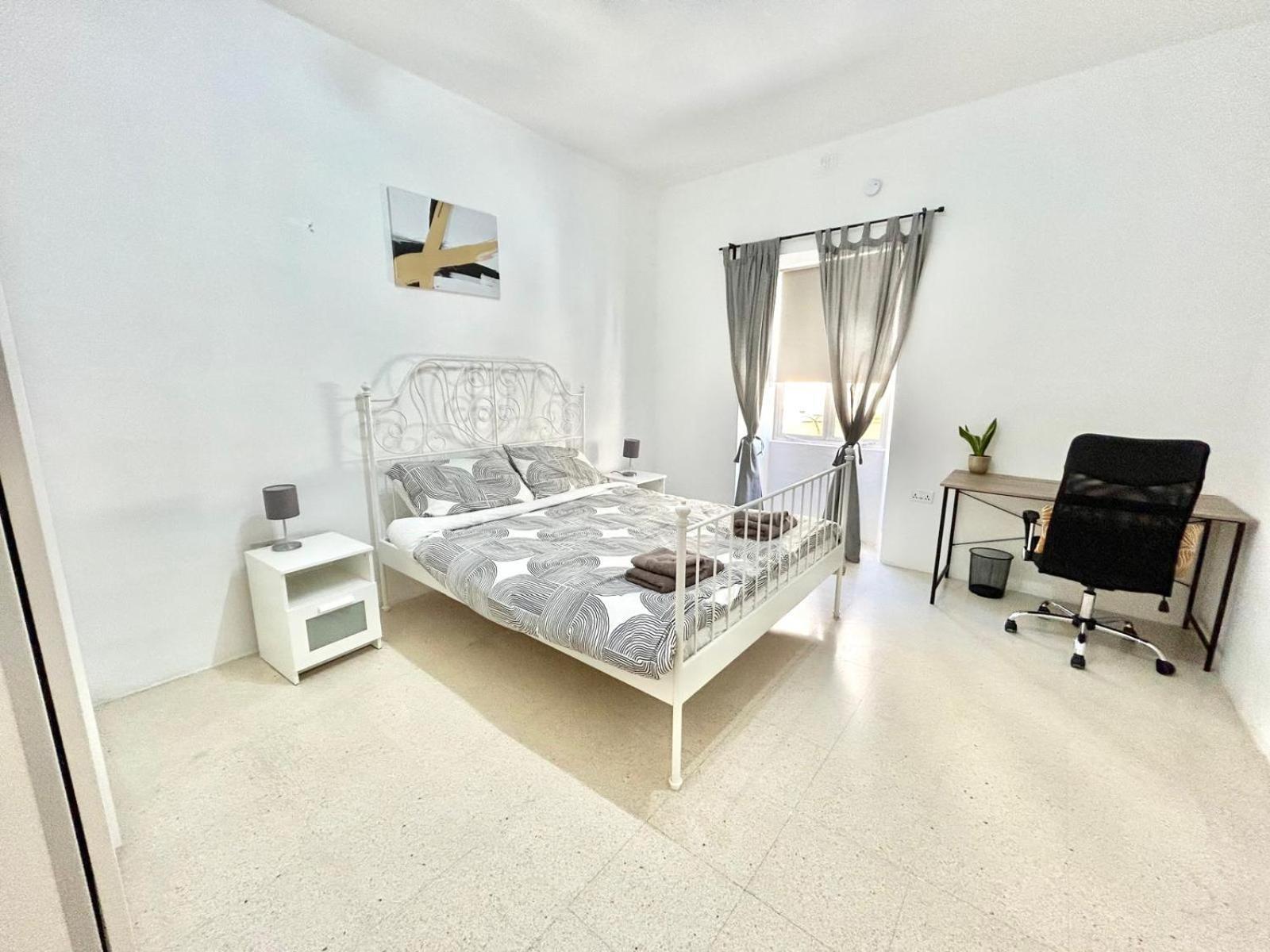 St Julians - Balluta Bay Large 3 Bedroom Apartment Sliema Luaran gambar