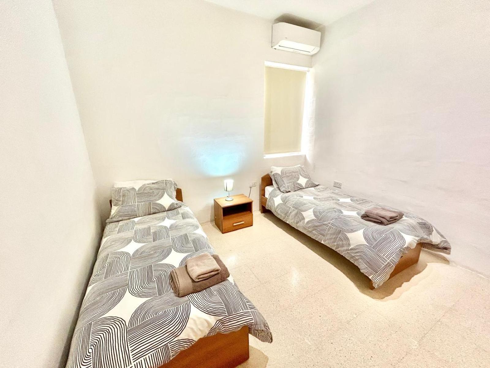 St Julians - Balluta Bay Large 3 Bedroom Apartment Sliema Luaran gambar